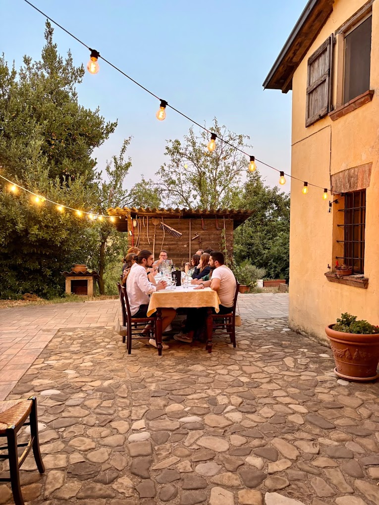 Cena all'aperto sotto le lucine