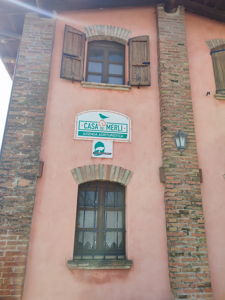 La facciata rosa di Casa dei Merli